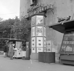 Hungary, Budapest VIII., Kálvin tér, tűzfal a Múzeum utca és a Baross utca között, előtte a Fővárosi Moziüzemi Vállalat (FŐMO) által forgalmazott film hirdetése., 1971, FŐFOTÓ, Budapest, Fortepan #215212