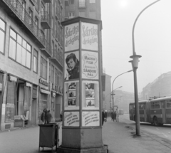 Hungary, Budapest VII., Károly (Tanács) körút a Madách Imre tér felé nézve. Előtérben a Fővárosi Moziüzemi Vállalat (FŐMO) által forgalmazott film hirdetése., 1971, FŐFOTÓ, Budapest, Fortepan #215213