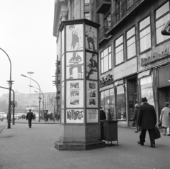 Hungary, Budapest VI., Károly (Tanács) körút az Erzsébet (Engels) tér felé nézve, a Fővárosi Moziüzemi Vállalat (FŐMO) által forgalmazott film hirdetése., 1971, FŐFOTÓ, Budapest, street view, ad pillar, Fortepan #215217