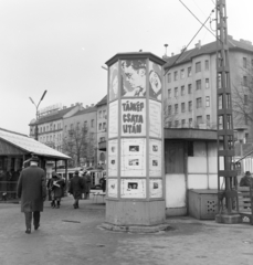 Hungary, Budapest II.,Budapest I., Széll Kálmán (Moszkva) tér, a Fővárosi Moziüzemi Vállalat (FŐMO) által forgalmazott film hirdetése. Háttérben a Vérmező úti házak., 1971, FŐFOTÓ, Budapest, street view, ad pillar, Fortepan #215226