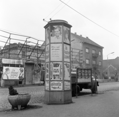 Hungary, Budapest IV., Árpád út, a Fővárosi Moziüzemi Vállalat (FÖMO) által forgalmazott film hirdetése. A túloldalon balra az Alkotmány mozi., 1971, FŐFOTÓ, Budapest, street view, commercial vehicle, Fortepan #215227