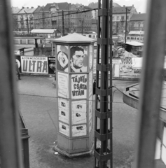 Hungary, Budapest II., Széll Kálmán (Moszkva) tér a Várfok utcához vezető felüljáróról nézve, előtérben a Fővárosi Moziüzemi Vállalat (FŐMO) által forgalmazott film hirdetése., 1971, FŐFOTÓ, Budapest, Best of, tram, ad pillar, Fortepan #215228