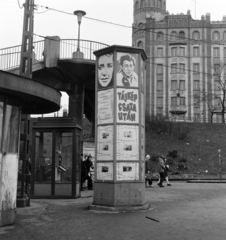 Hungary, Budapest II., Széll Kálmán (Moszkva) tér, a Fővárosi Moziüzemi Vállalat (FŐMO) által forgalmazott film hirdetése a Várfok utcához vezető felüljárónál. Háttérben a Postapalota., 1971, FŐFOTÓ, Budapest, ad pillar, overpass, phone booth, Fortepan #215231