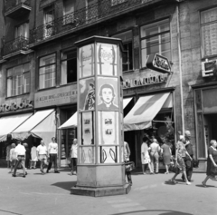 Hungary, Budapest VI., Károly (Tanács) körút 23., a Fővárosi Moziüzemi Vállalat (FŐMO) által forgalmazott film hirdetése., 1971, FŐFOTÓ, Budapest, street view, ad pillar, Fortepan #215235