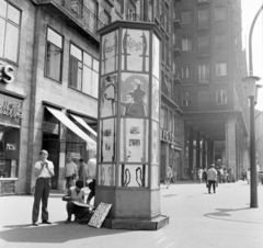 Hungary, Budapest VII., Károly (Tanács) körút a Madách Imre tér felé nézve. Előtérben a Fővárosi Moziüzemi Vállalat (FŐMO) által forgalmazott film hirdetése., 1971, FŐFOTÓ, Budapest, Fortepan #215239