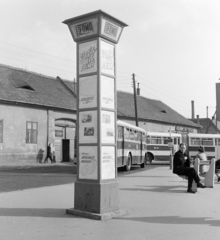 Hungary, Óbuda, Budapest III., Szentendrei út, a Fővárosi Moziüzemi Vállalat (FŐMO) által forgalmazott filmek hirdetőoszlopa a Miklós utcai autóbusz végállomáson., 1971, FŐFOTÓ, Budapest, Fortepan #215242