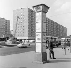 Hungary, Óbuda, Budapest III., Szentendrei út, a Fővárosi Moziüzemi Vállalat (FŐMO) által forgalmazott filmek hirdetőoszlopa a Miklós utcai autóbusz végállomáson., 1971, FŐFOTÓ, Budapest, Fortepan #215243