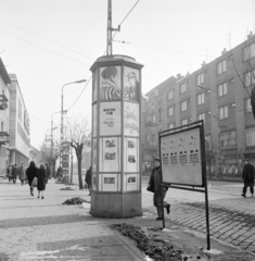 Hungary, Budapest IV., Árpád út az István (Bajcsy-Zsilinszky) út felé nézve, balra az Állami Áruház. Előtérben a Fővárosi Moziüzemi Vállalat (FÖMO) által forgalmazott film hirdetése., 1971, FŐFOTÓ, Budapest, Fortepan #215245