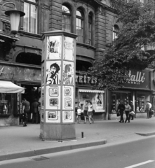 Hungary, Budapest VII., Erzsébet (Lenin) körút, a 30-as számú ház előtt a Fővárosi Moziüzemi Vállalat (FŐMO) által forgalmazott film hirdetése., 1971, FŐFOTÓ, Budapest, Fortepan #215248