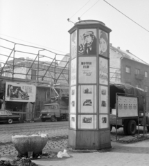 Hungary, Budapest IV., Árpád út, balra az Alkotmány mozi átépítése, az előtérben a Fővárosi Moziüzemi Vállalat (FÖMO) által forgalmazott film hirdetése., 1971, FŐFOTÓ, Budapest, Fortepan #215249