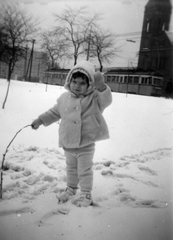 Magyarország, Budapest IX., Üllői út - Ecseri út sarok, jobbra az Ecseri úti Szent Kereszt-templom., 1970, Nagy Csilla, tél, villamos, integetés, gyermekviselet, Budapest, üdvözlés, Fortepan #21525