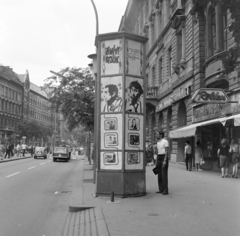 Hungary, Budapest VII., Erzsébet (Lenin) körút, a 30-as számú ház előtt a Fővárosi Moziüzemi Vállalat (FŐMO) által forgalmazott film hirdetése., 1971, FŐFOTÓ, Budapest, Fortepan #215251