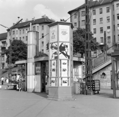 Hungary, Budapest II.,Budapest I., Széll Kálmán (Moszkva) tér, a Fővárosi Moziüzemi Vállalat (FŐMO) által forgalmazott film hirdetése a Várfok utcához vezető felüljárónál. Háttérben a Vérmező út házsora., 1971, FŐFOTÓ, Budapest, Fortepan #215252