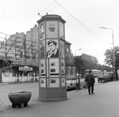 Hungary, Budapest IV., Árpád út, a Fővárosi Moziüzemi Vállalat (FÖMO) által forgalmazott film hirdetése. A túloldalon balra az Alkotmány mozi., 1971, FŐFOTÓ, Budapest, Fortepan #215259