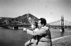 Magyarország, Budapest IX., pesti alsó rakpart a Fővám (Dimitrov) térnél a Gellért-hegy felé nézve., 1959, Nagy Csilla, híd, férfi, fiú, Budapest, Fortepan #21526