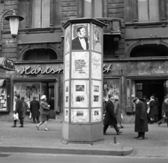 Hungary, Budapest VII., Erzsébet (Lenin) körút, a 30-as számú ház előtt a Fővárosi Moziüzemi Vállalat (FŐMO) által forgalmazott film hirdetése., 1971, FŐFOTÓ, Budapest, Fortepan #215269