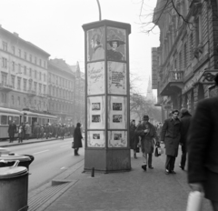 Hungary, Budapest VII., Erzsébet (Lenin) körút, a 30-as számú ház előtt a Fővárosi Moziüzemi Vállalat (FŐMO) által forgalmazott film hirdetése., 1971, FŐFOTÓ, Budapest, Fortepan #215270