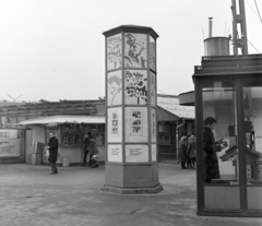 Hungary, Budapest IV., Széll Kálmán (Moszkva) tér, az előtérben a Fővárosi Moziüzemi Vállalat (FÖMO) által forgalmazott film hirdetése, a háttérben a metróállomás építése., 1971, FŐFOTÓ, Budapest, Fortepan #215271