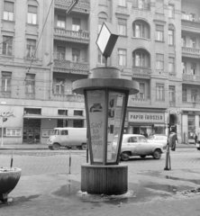 Hungary, Budapest II., Margit körút (Mártírok útja), háttérben az 5/b és 5/a jelű épülettömb a Török utca - Frankel Leó út között. Előtérben a Fővárosi Moziüzemi Vállalat (FŐMO) által forgalmazott filmeket hirdető vitrinoszlop., 1971, FŐFOTÓ, Budapest, Fortepan #215274