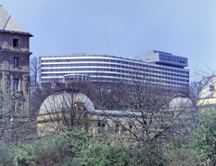 Hungary, Budapest II., Árpád fejedelem útja, a fák mögött a Lukács fürdő, a háttérben a SZOT szálló., 1971, FŐFOTÓ, Budapest, colorful, Fortepan #215338