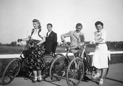 1938, Hegedűs Judit, bicycle, excursion, men, gloves, man and woman, snocks, handbag, lady, Weiss Manfréd-brand, skirt, sandal, vest, summer dresses, Fortepan #21534