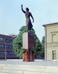 Hungary, Ózd, Október 23. tér, Felszabadulási emlékmű (később Hírvivő) Pátzay Pál 1970-ben felavatott alkotása. Háttérben a Városháza., 1971, FŐFOTÓ, Fortepan #215367