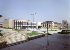 Hungary, Ózd, Európa tér (ekkor névtelen), szemben az Árpád vezér út 29. számú épület a Kun Béla Művelődési Ház (később Civil Ház)., 1971, FŐFOTÓ, Fortepan #215374