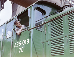 Hungary, Ózd, Ózdi Kohászati Üzemek. Ganz-Mávag A25 (M44) sorozatú dízelmozdony., 1971, FŐFOTÓ, colorful, train-driver, leaning out of the window, Fortepan #215381