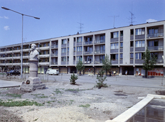 Hungary, Komarno, Jókai tér, előtérben Jókai Mór mellszobra (Szandai Sándor, 1954.)., 1971, FŐFOTÓ, bust, Fortepan #215400