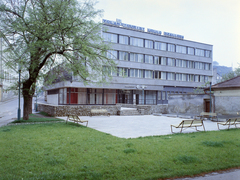 Hungary, Esztergom, Volántourist Üdülő Szálloda (később, az átépítése után, Érseki Papnevelő Intézet) a Kis Duna (Lenin) sétány felől nézve. Balra a Liszt Ferenc utca., 1971, FŐFOTÓ, Fortepan #215449