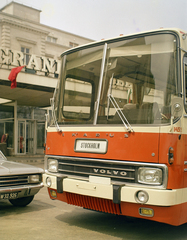 Hungary, Margit Islands, Budapest, Margitszigeti Nagyszálló, a főbejárat előtt egy Volvo B 58 alvázra épített Ikarus 660 SL típusú autóbusz áll., 1971, FŐFOTÓ, bus, Volvo-brand, Ikarus-brand, Fortepan #215453