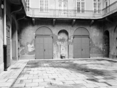 Hungary, Budapest V., az Apáczai Csere János utca 3. számú ház udvara., 1971, FŐFOTÓ, yard, courtyard balcony, tenement house, Fountain, Budapest, Fortepan #215474