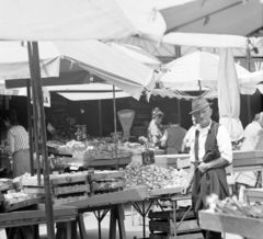 Hungary, Budapest XIII., Lehel (Élmunkás) téri piac., 1972, FŐFOTÓ, Budapest, market, scale, crate, vegetables, Fortepan #215484