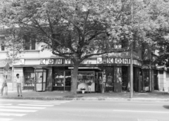 Magyarország, Budapest XI., Bocskai út, szemben a Kosztolányi Dezső tér 4-es számú sarokház., 1972, FŐFOTÓ, könyvesbolt, Budapest, gyalogátkelő, Fortepan #215497