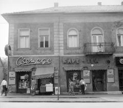 Magyarország, Budapest XVIII., Üllői út 425. (Vörös Hadsereg útja 109.), a Csemege Kereskedelmi Vállalat boltja., 1972, FŐFOTÓ, Csemege vállalat, Budapest, kávé-tea üzlet, erkély, üzletportál, Fortepan #215504