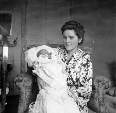 1944, Hegedűs Judit, newborn, baby duvet, hold in arms, Fortepan #21551