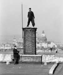 Magyarország, Budapest V., a felvétel a Múzeum körút 1/b tetőjén készült. Háttérben jobbra a Szent István-bazilika kupolája látszik.
, 1972, FŐFOTÓ, Budapest, kémény, kéményseprő, Fortepan #215524