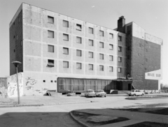 Magyarország, Eger, Szálloda utca 1-3., Hotel Eger. Balra Pólya József festőművész megrongálódott kerámia faliképe., 1972, FŐFOTÓ, Fiat 850, Fortepan #215537