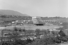 Magyarország, Budapest III., Bécsi út, feljebb a Laborc utcánál a Radelkis Elektrokémiai Műszergyártó Szövetkezet épülete., 1972, FŐFOTÓ, Budapest, Shell-márka, benzinkút, Fortepan #215541