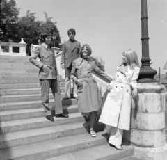 Magyarország, Budapest I., a Schulek lépcső a Hunyadi János útról nézve. Szilágyi Mari és Bodó Sztenya manökenek között Hunyadi János szobra látszik., 1972, FŐFOTÓ, Budapest, Fortepan #215548