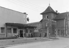 Magyarország, Tolna, Bezerédj Pál tér 1., Magyar Selyemipar Vállalat Tolnai Fonógyár., 1972, FŐFOTÓ, vörös csillag, kerékpár tároló, kerékpár, Fortepan #215552