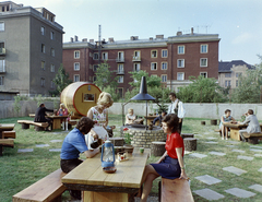 Magyarország, Budapest XI., Tas vezér utca, a Sport (később Flamenco) szálló terasza. Háttérben jobbra a Villányi úton a Kertészeti Egyetem épülete (később Szent István Egyetem, majd Magyar Agrár- és Élettudományi Egyetem, Budai Campus)., 1972, FŐFOTÓ, Budapest, viharlámpa, Fortepan #215558