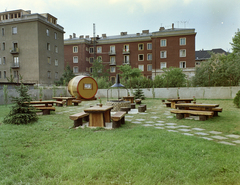 Magyarország, Budapest XI., Tas vezér utca, a Sport (később Flamenco) szálló terasza. Háttérben jobbra a Villányi úton a Kertészeti Egyetem épülete (később Szent István Egyetem, majd Magyar Agrár- és Élettudományi Egyetem, Budai Campus)., 1972, FŐFOTÓ, Budapest, Fortepan #215559