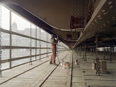 Magyarország, Budapest I., Széchenyi Lánchíd, felújítási munkálatok. Balra a háttérben a Budavári Palota (korábban Királyi Palota)., 1972, FŐFOTÓ, Budapest, Fortepan #215582