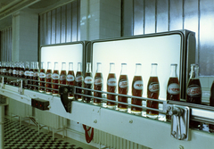 Magyarország,Balaton, Badacsonytomaj, Fő út 41., az Erdei Termék Vállalat Pepsi-Cola üzeme. Töltöttség ellenőrzése a gyártósoron., 1972, FŐFOTÓ, Pepsi-márka, Fortepan #215642