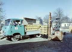 Magyarország,Balaton, Badacsonytomaj, Fő út 41., az Erdei Termék Vállalat Pepsi-Cola üzemének udvara., 1972, FŐFOTÓ, színes, teherautó, Robur-márka, targonca, Pepsi-márka, Fortepan #215647