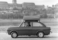 Magyarország, Budapest V.,Budapest I., pesti alsó rakpart, Fiat 850-es személygépkocsira szerelt, házi kivitelezésű tetősátor, "mozgó szálloda". A Duna túlpartján a Lánchíd utca házsora és fent a Budavári Palota (korábban Királyi Palota)., 1975, FŐFOTÓ, Fiat-márka, Fiat 850, Budapest, Fortepan #215657