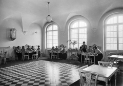 Magyarország, Budapest XI., Villányi út (Szt. Imre herceg útja) 5-7. Szent Margit Gimnázium, "Halle"., 1935, Hegedűs Judit, lámpa, gimnázium, lányiskola, enteriőr, keramit, Budapest, Fortepan #21567