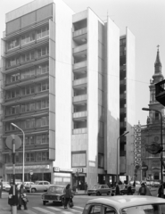 Magyarország, Budapest V., a Szervita (Martinelli) téri irodaház és jobbra a Belvárosi Szent Anna-templom (szervita templom) a Kristóf tér felől nézve., 1973, FŐFOTÓ, Budapest, Fortepan #215704