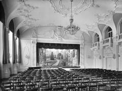 Magyarország, Budapest XI., Villányi út (Szt. Imre herceg útja) 5-7. Szent Margit Gimnázium, díszterem., 1935, Hegedűs Judit, gimnázium, erkély, csillár, színpad, szék, falikar, stukkó, Budapest, Fortepan #21573